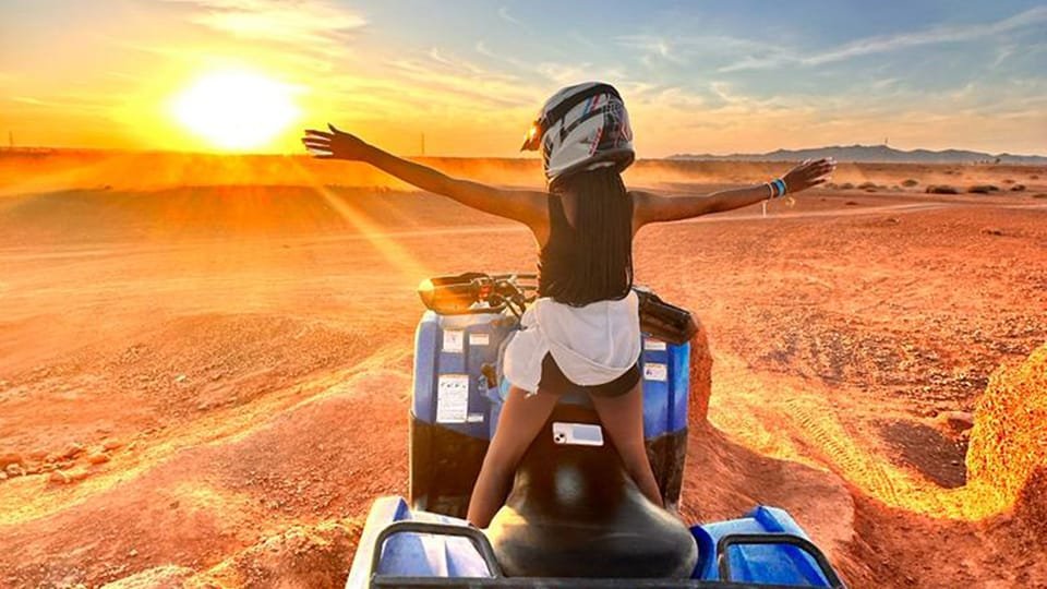 De Marrakech à Agafay : coucher de soleil, quad, chameau, dîner et spectacle de feu