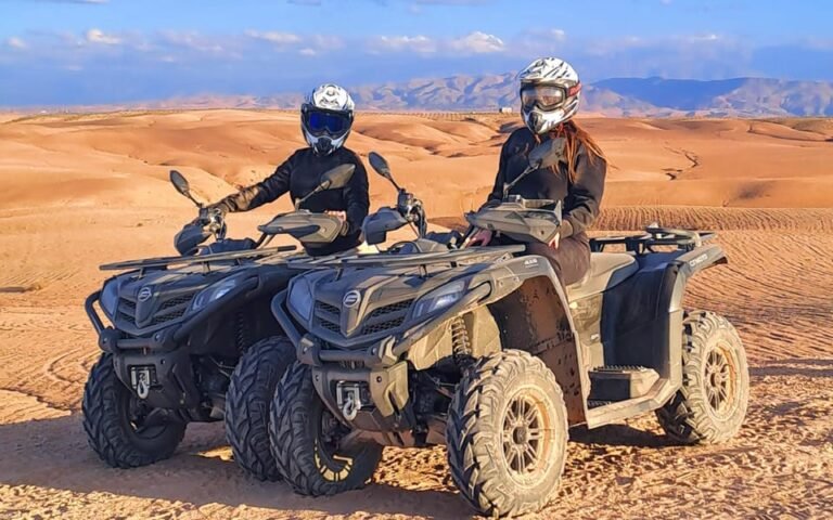De Marrakech à Agafay : coucher de soleil, quad, chameau, dîner et spectacle de feu