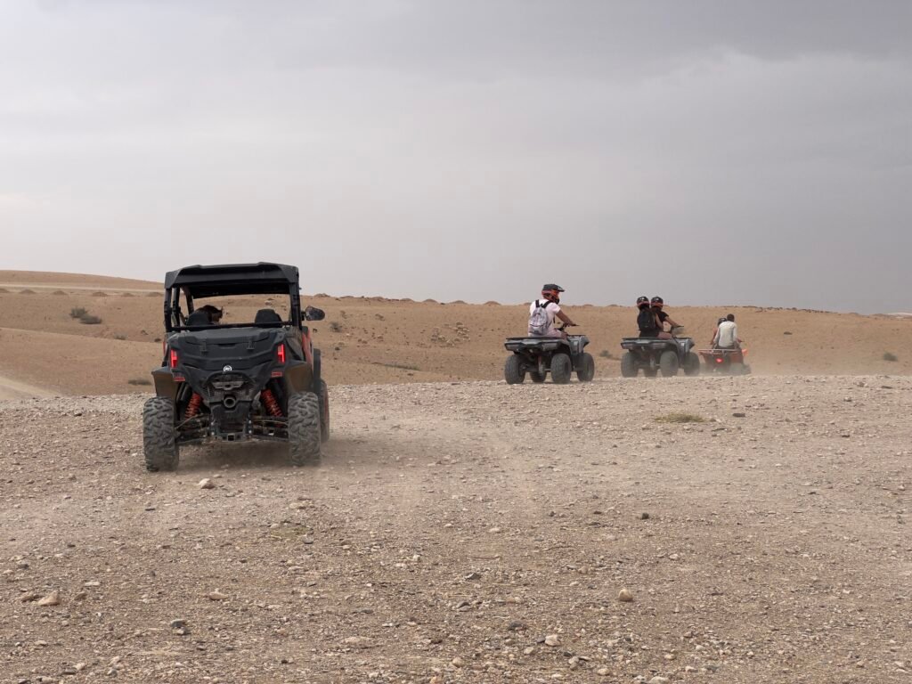 De Marrakech à Agafay : coucher de soleil, quad, chameau, dîner et spectacle de feu