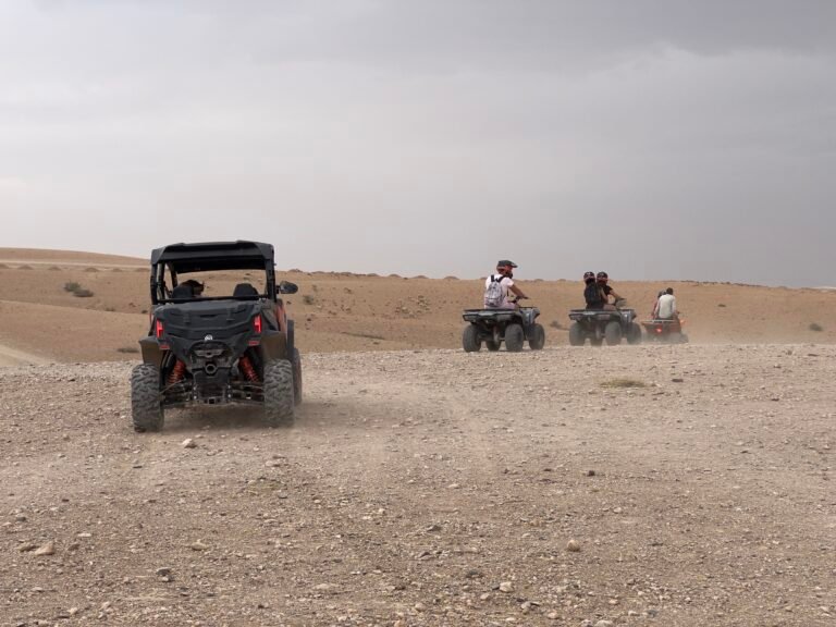 De Marrakech à Agafay : coucher de soleil, quad, chameau, dîner et spectacle de feu