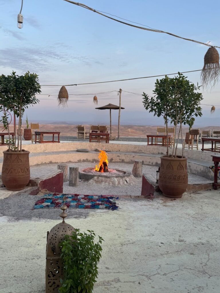 De Marrakech à Agafay : coucher de soleil, quad, chameau, dîner et spectacle de feu