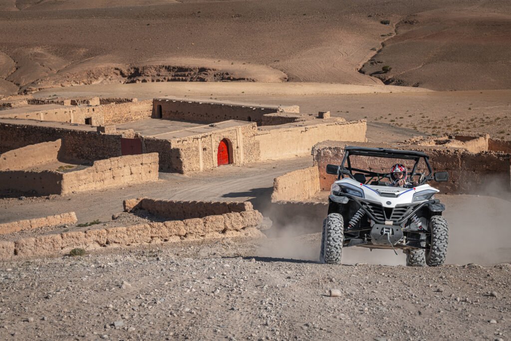 De Marrakech à Agafay : coucher de soleil, quad, chameau, dîner et spectacle de feu